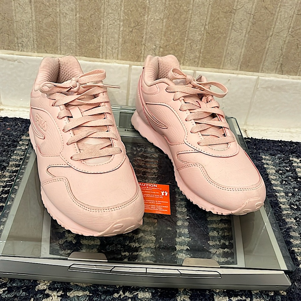 Women’s tennis shoe size 9 1/2,